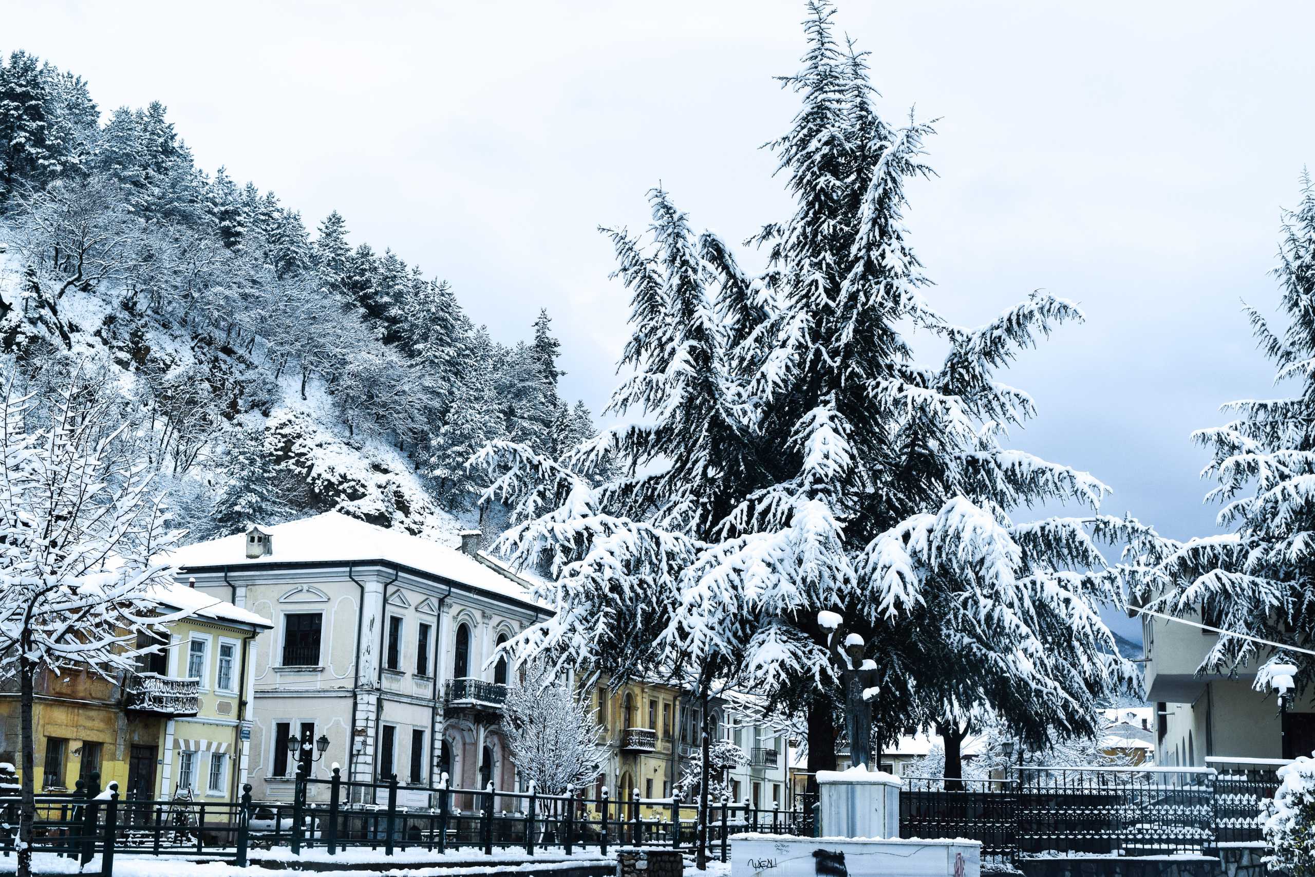 Καιρός – Κακοκαιρία Μήδεια: Περιήγηση στις περιοχές που χιονίζει – Ειδυλλιακές εικόνες στη Βόρεια Ελλάδα (video)