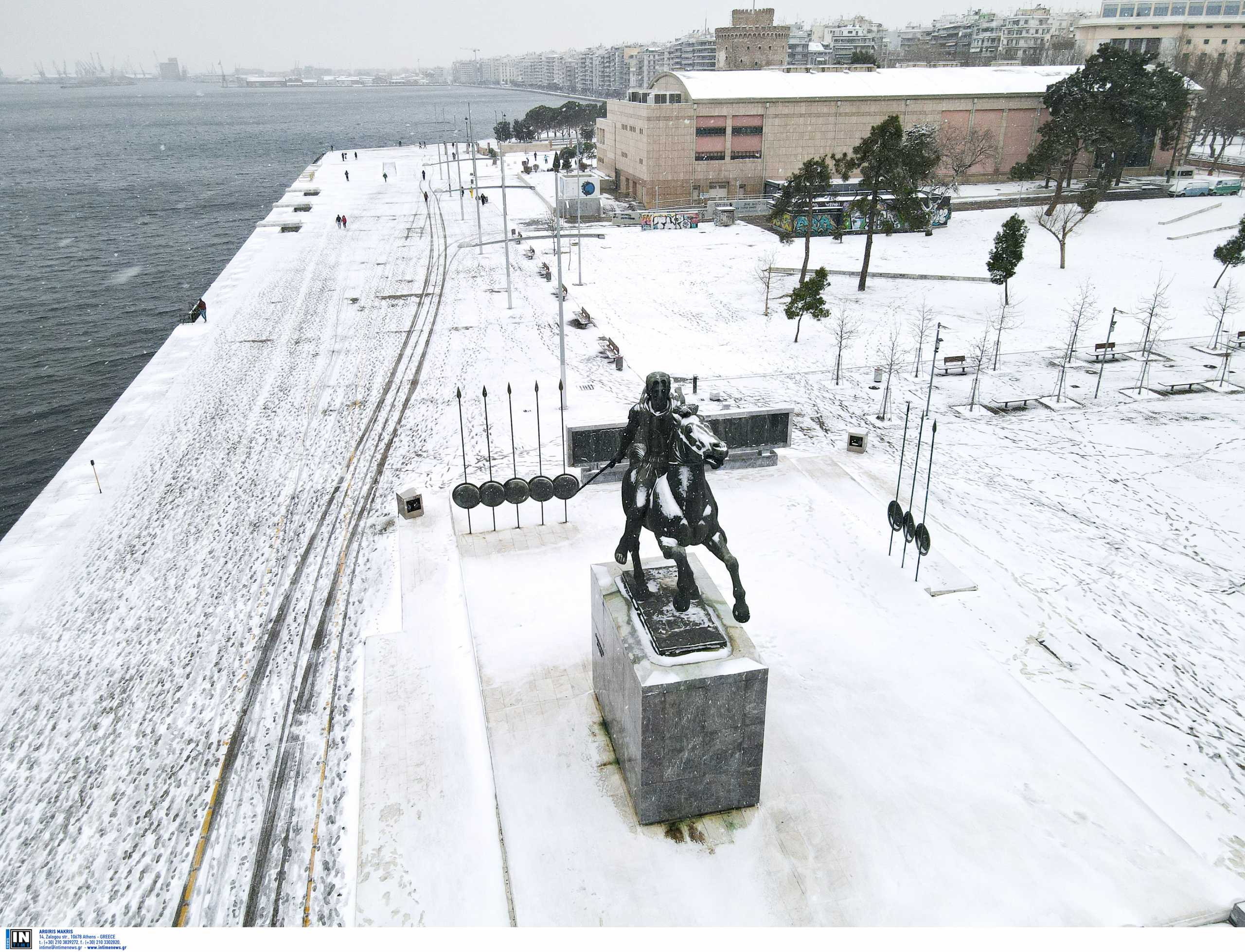 Θεσσαλονίκη: Πέταξε τα ρούχα της στην Τσιμισκή και άρχισε να περπατάει γυμνή στα χιόνια – Άφωνοι οι περαστικοί (pics)