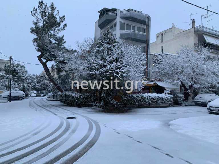 Καιρός: Εντυπωσιακές εικόνες από το χιόνι στα Βόρεια Προάστια – Με αλυσίδες στην Κηφισίας