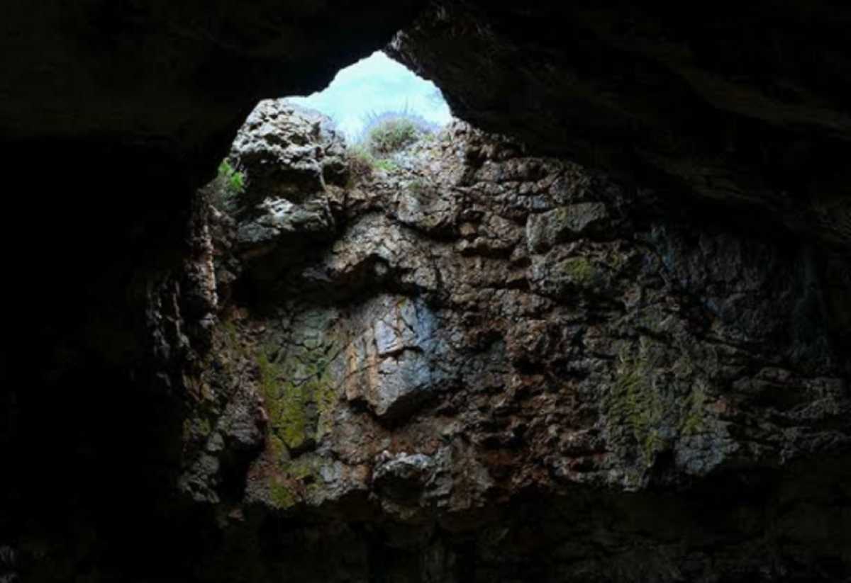 Χίος: Μπαίνουμε στην ιστορική σπηλιά που κρύβει μια τραγική ιστορία – Η κίνηση που έφερε τη μαζική σφαγή (video)