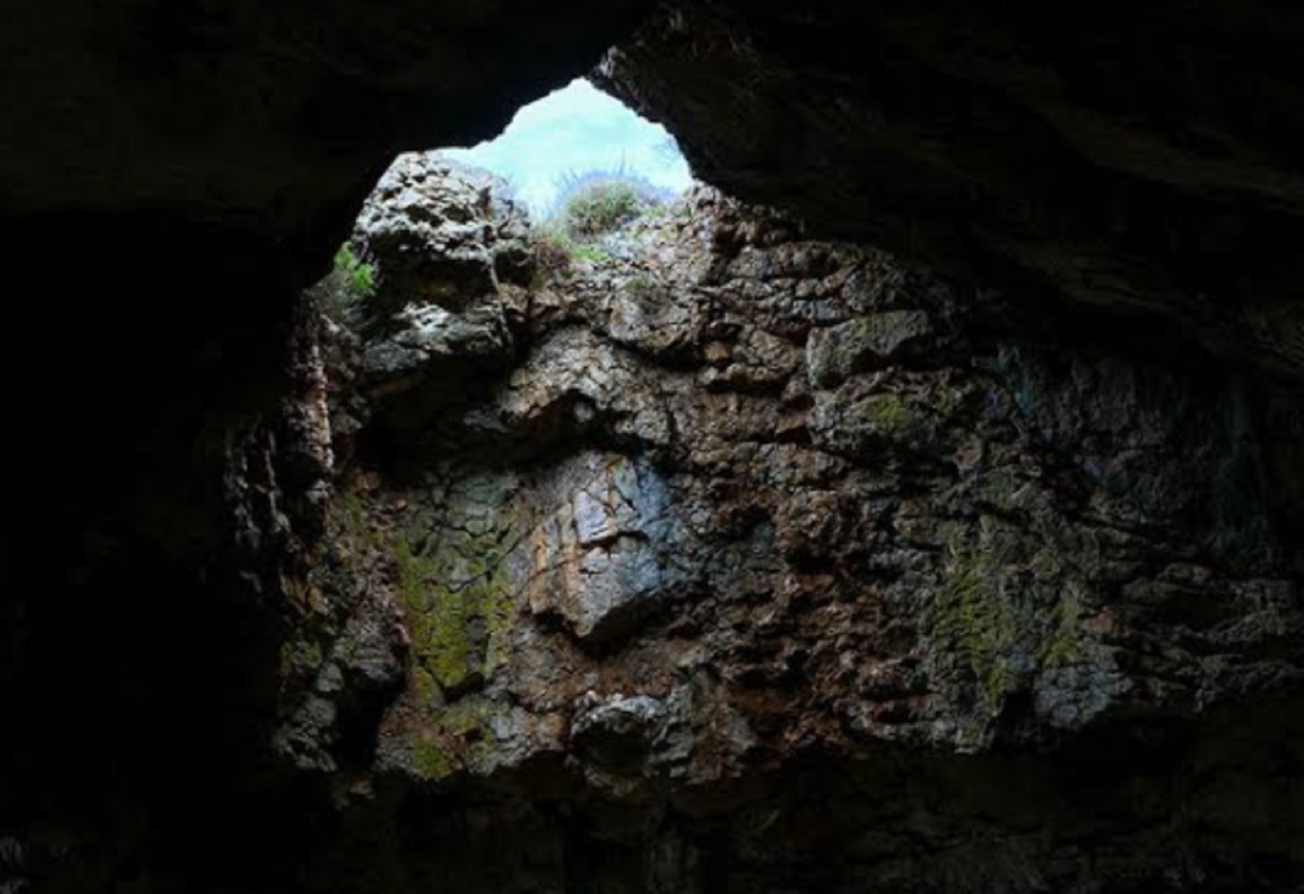 Χίος: Μπαίνουμε στην ιστορική σπηλιά που κρύβει μια τραγική ιστορία – Η κίνηση που έφερε τη μαζική σφαγή (video)