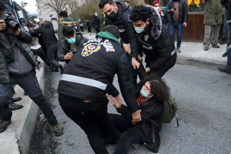 Τουρκία: 159 συλλήψεις φοιτητών στην Κωνσταντινούπολη – Ζητούν την παραίτηση του πρύτανη του πανεπιστημίου του Βόσπορου (pics)