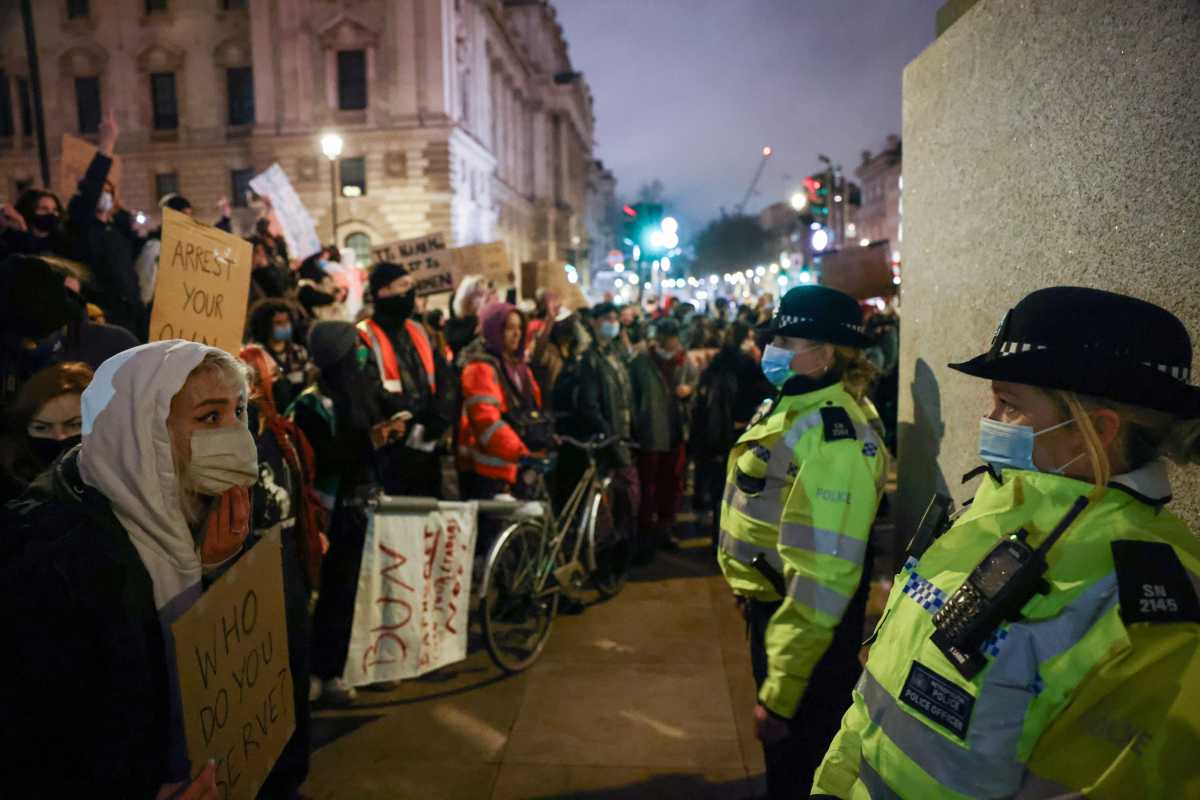 Βρετανία: «Ιδιαίτερα ανήσυχος» ο Τζόνσον για τις ενέργειες της αστυνομίας σε ολονυκτία για τη Σάρα Εβεραρντ