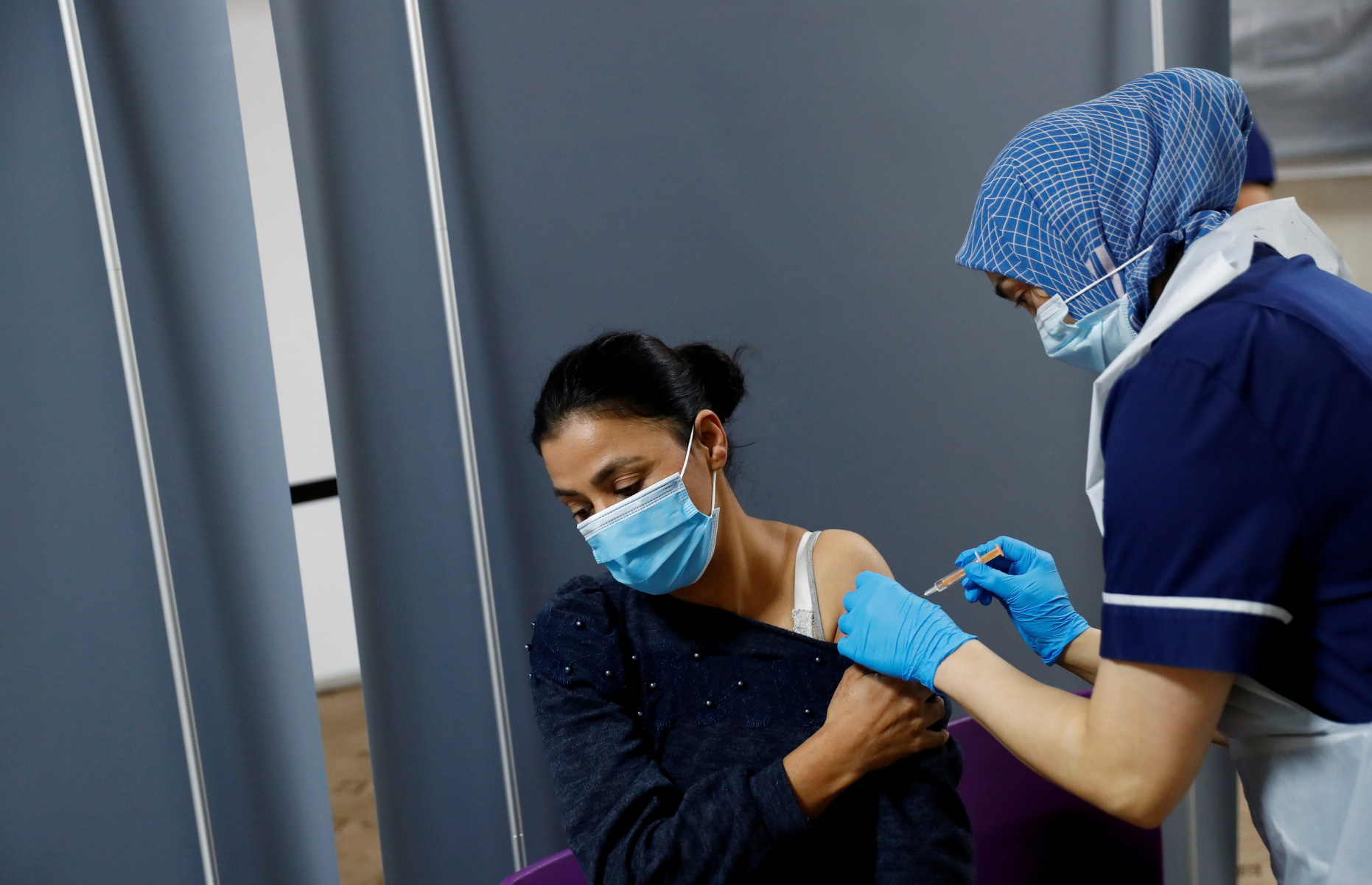 Βρετανία: Οι μισοί ενήλικες έχουν κάνει τουλάχιστον μία δόση εμβολίου