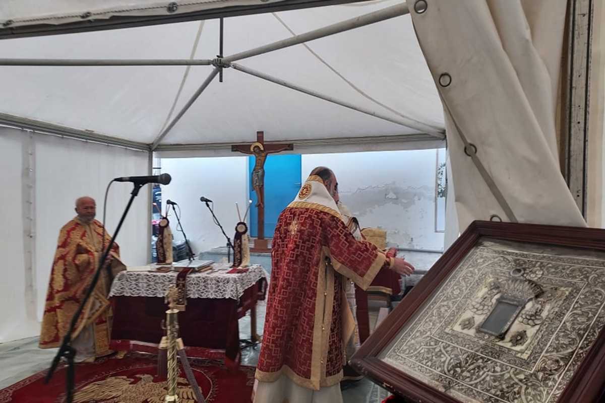 Θεία Λειτουργία σε σκηνή στο σεισμόπληκτο Δαμάσι (pics, vid)
