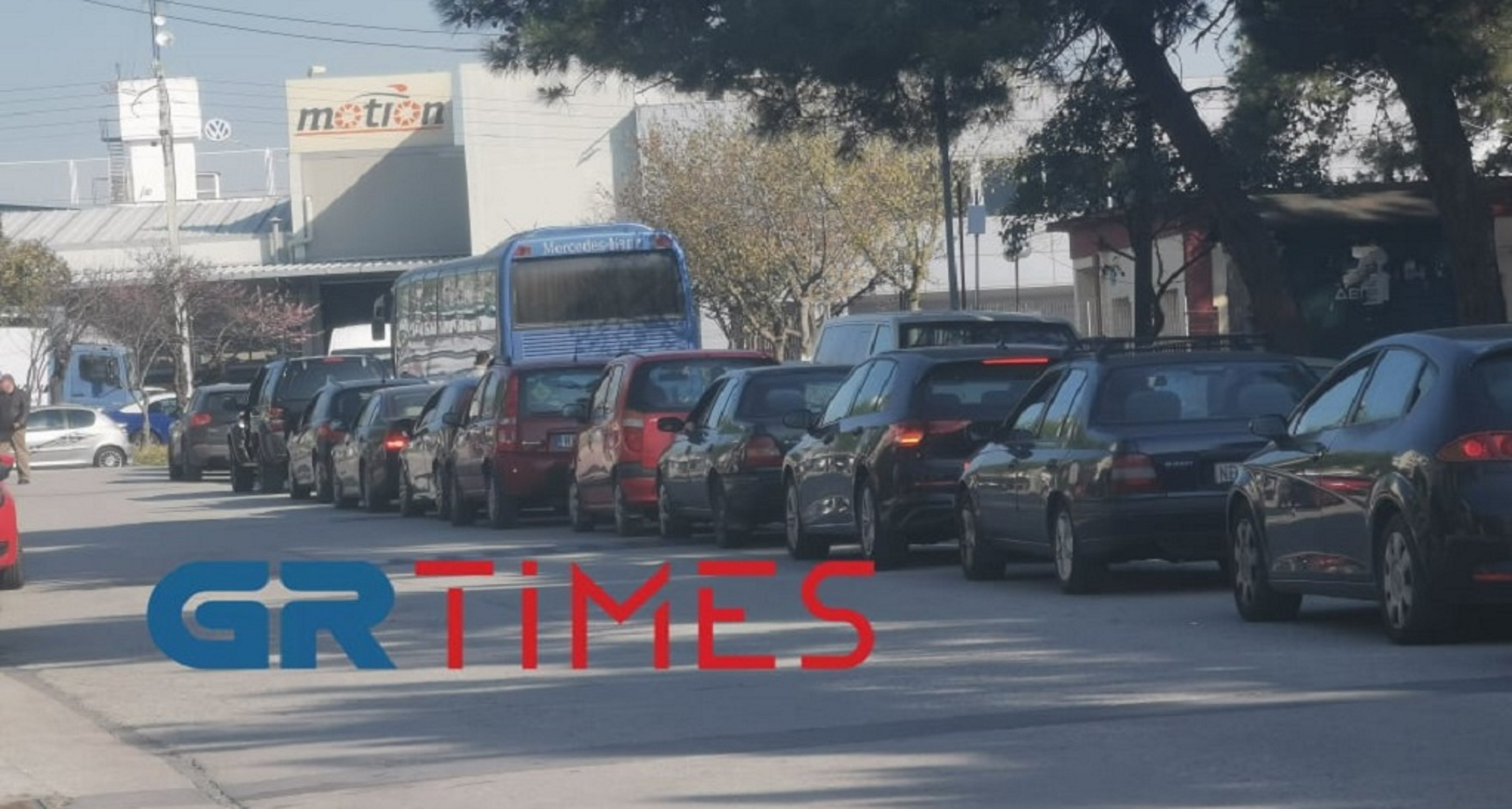 Κορονοϊός – Καλαμαριά: «Ουρές» για drive through τεστ – «Μποτιλιάρισμα» από αυτοκίνητα, μηχανές και ποδήλατα (pics, vid)