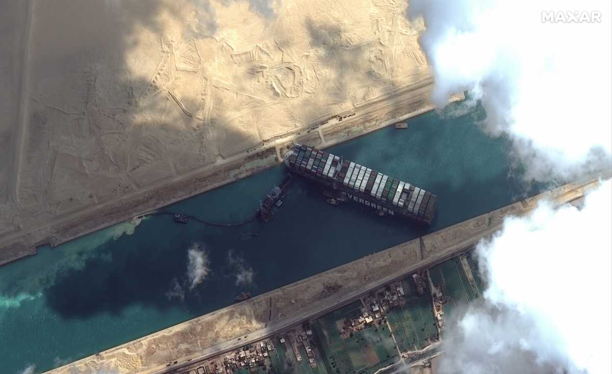 Διώρυγα Σουέζ: Καρέ-καρέ η προσάραξη του γιγάντιου πλοίου – «Μάχη» για τη ρυμούλκησή του (vids)