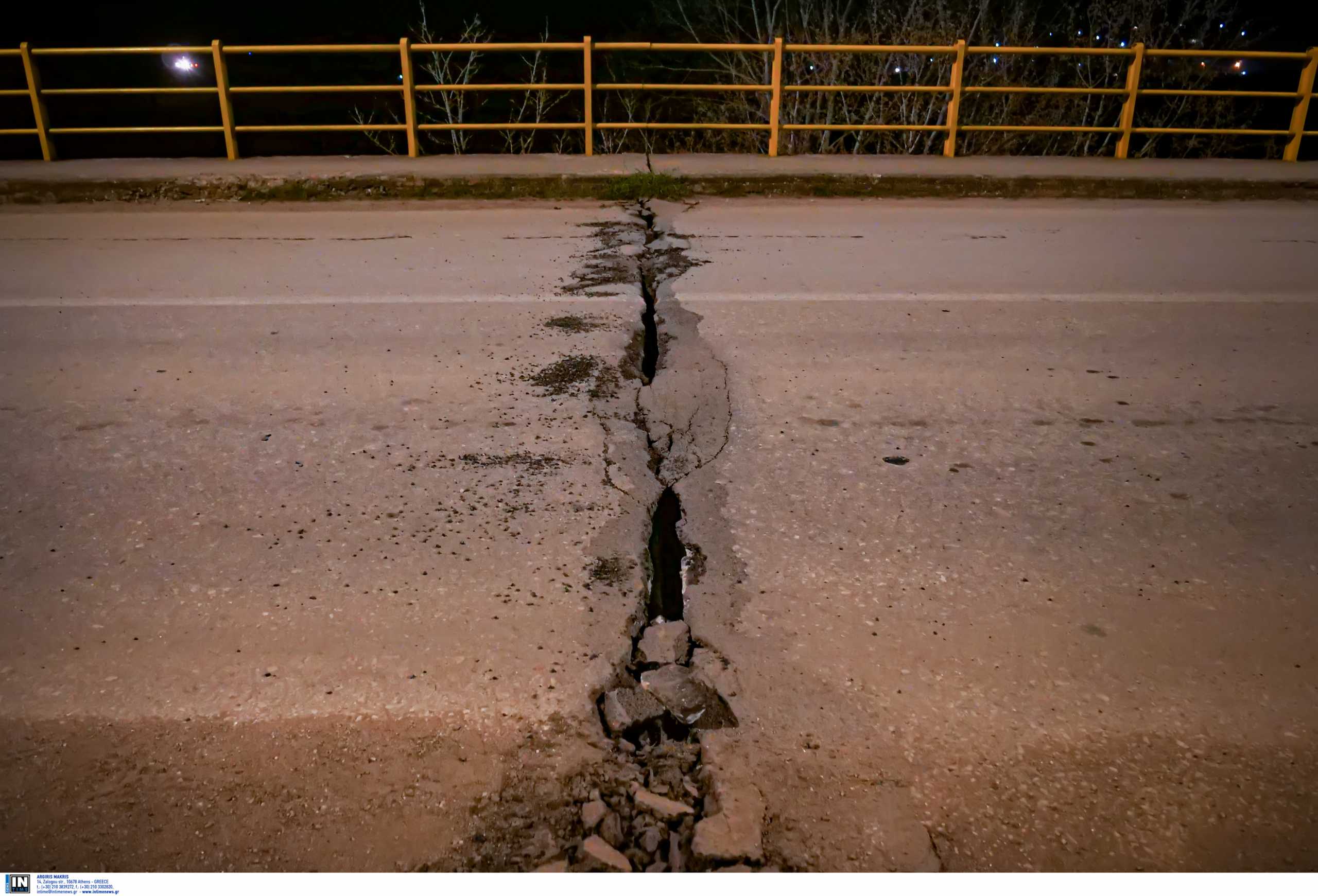 Σεισμός στην Ελασσόνα: «Σοκαρισμένοι» οι επιστήμονες – Τι φοβούνται – Δύσκολη νύχτα για τον κόσμο στο δρόμο