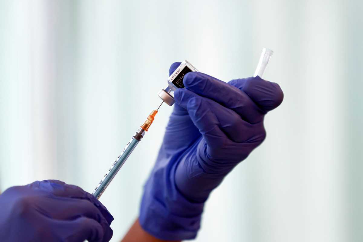 Εμβόλιο: Πίεση της κυβέρνησης προς την Ε.Ε για αύξηση των δόσεων