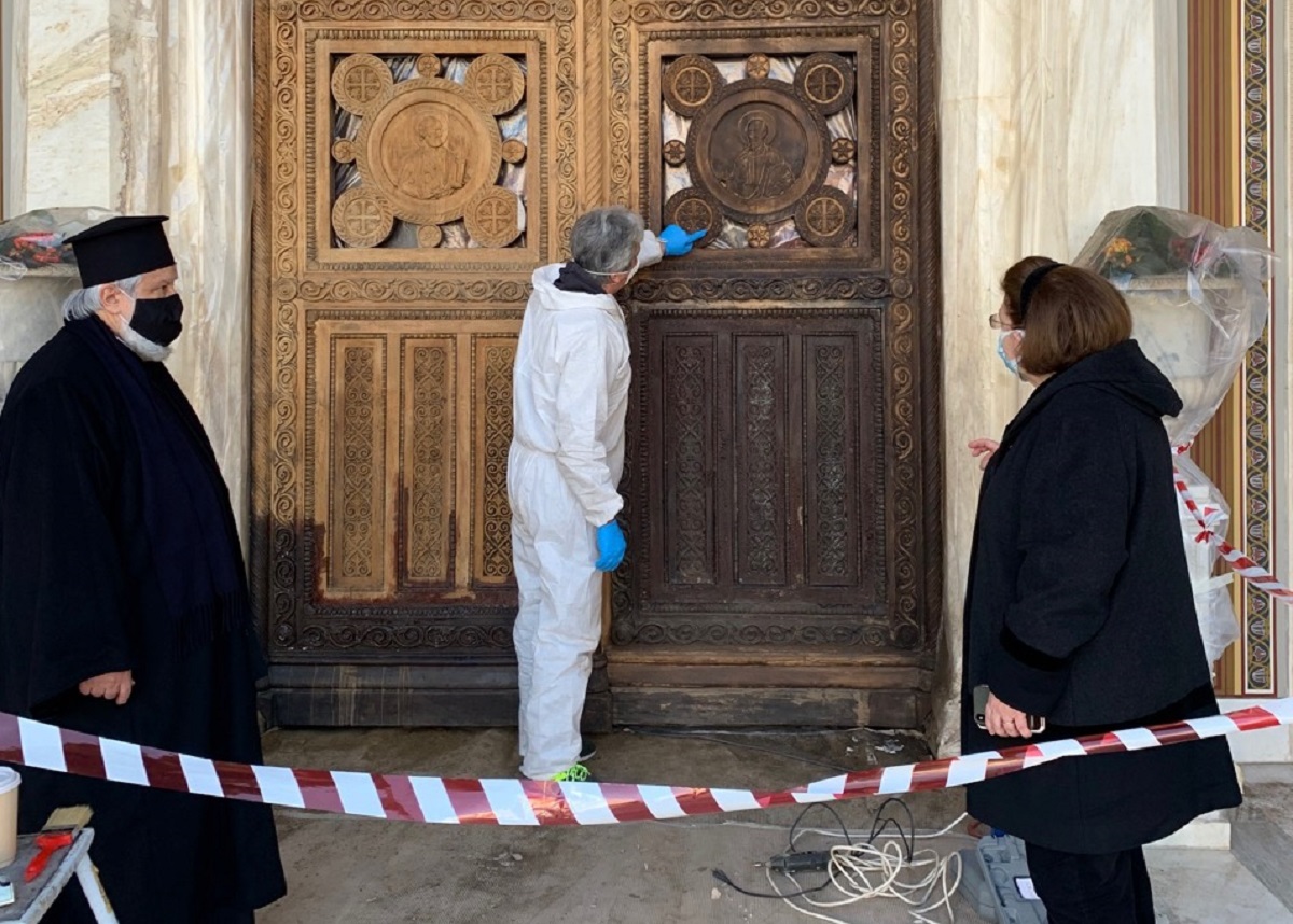 «Καινούρια» γίνεται η πύλη στον Μητροπολιτικό Ναό Αθηνών για τους εορτασμούς της 25ης Μαρτίου (pics)