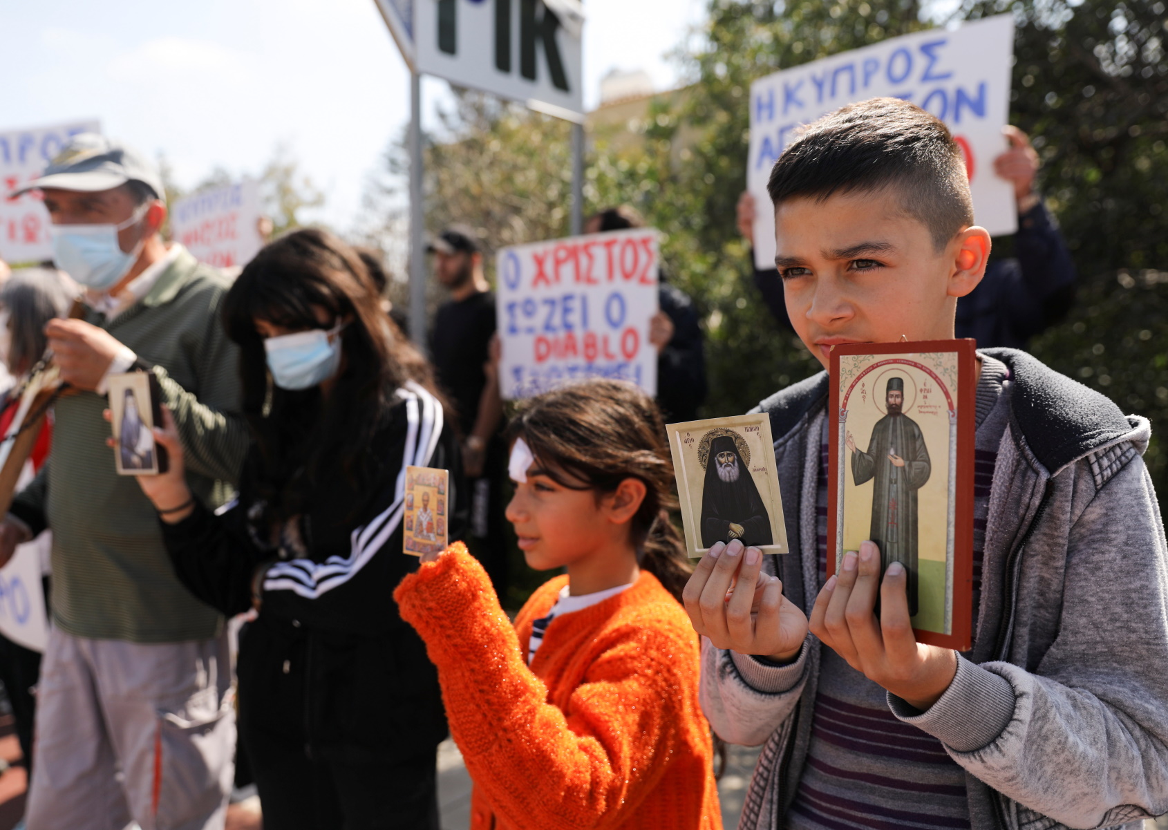 Κύπρος: Νέες διαμαρτυρίες με σταυρούς και εικόνες του Χριστού για το «El Diablo» (pics)