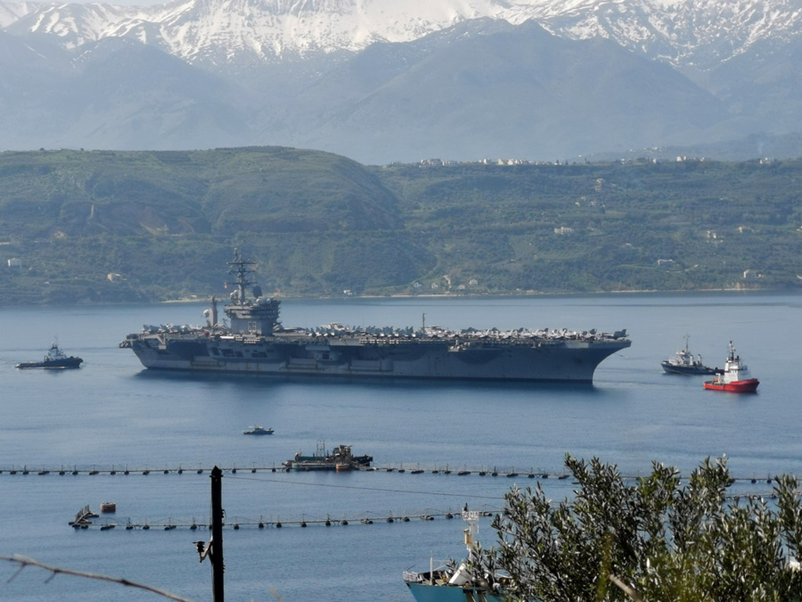 Το αμερικανικό αεροπλανοφόρο « Eisenhower» κατέπλευσε το πρωί στη ναυτική βάση του Μαραθίου στα Χανιά της Κρήτης, το Σάββατο 20 Μαρτίου 2021. Το πλοίο προσέγγισε με την βοήθεια 4 ρυμουλκών στην προβλήτα Κ14 , ενώ κατά την είσοδο του στο λιμάνι συνοδευόταν από σκάφος του Λιμενικού Σώματος και ταχύπλοα σκάφη του Ναυτικού. Το Αμερικανικό αεροπλανοφόρο διαθέτει πλήρωμα 5600 ατόμων και έχει την δυνατότητα μεταφοράς 90 μαχητικών αεροσκαφών ελικοπτέρων και αεροσκαφών ναυτικής συνεργασίας. ΑΠΕ- ΜΠΕ