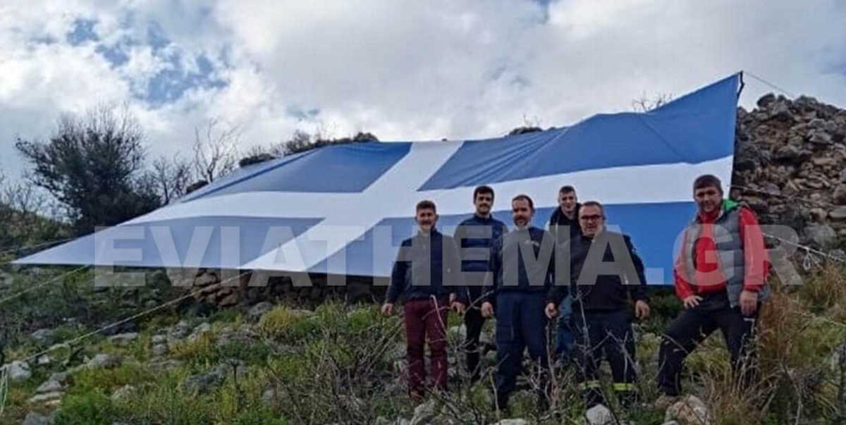 Ψαχνά Ευβοίας: Ξεδίπλωσαν ελληνική σημαία 16 μέτρων – Καθηλωτικές εικόνες από drone