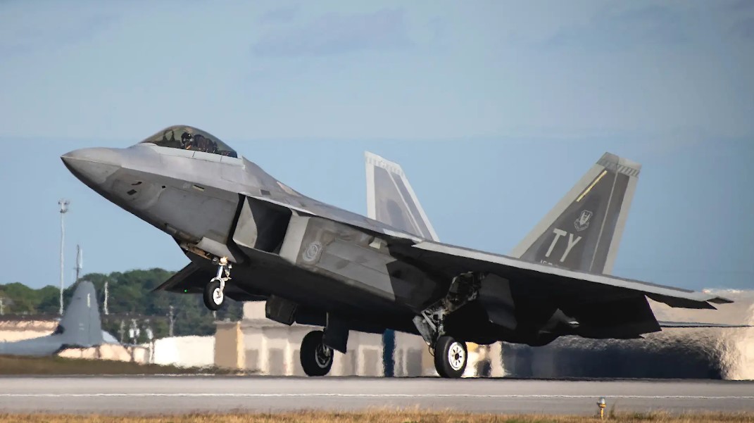 Ατύχημα με F-22: Γλίτωσε τα χειρότερα το stealth μαχητικό σε αναγκαστική προσγείωση [pic]