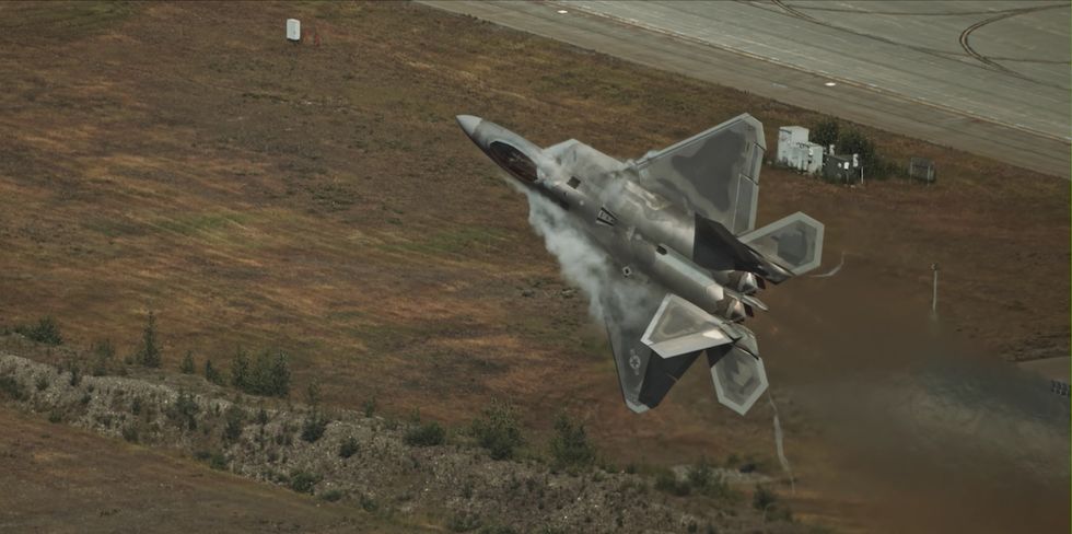 F-22: Και όμως το «πανίσχυρο» και «άτρωτο» stealth μαχητικό έχει…αδυναμίες (video)