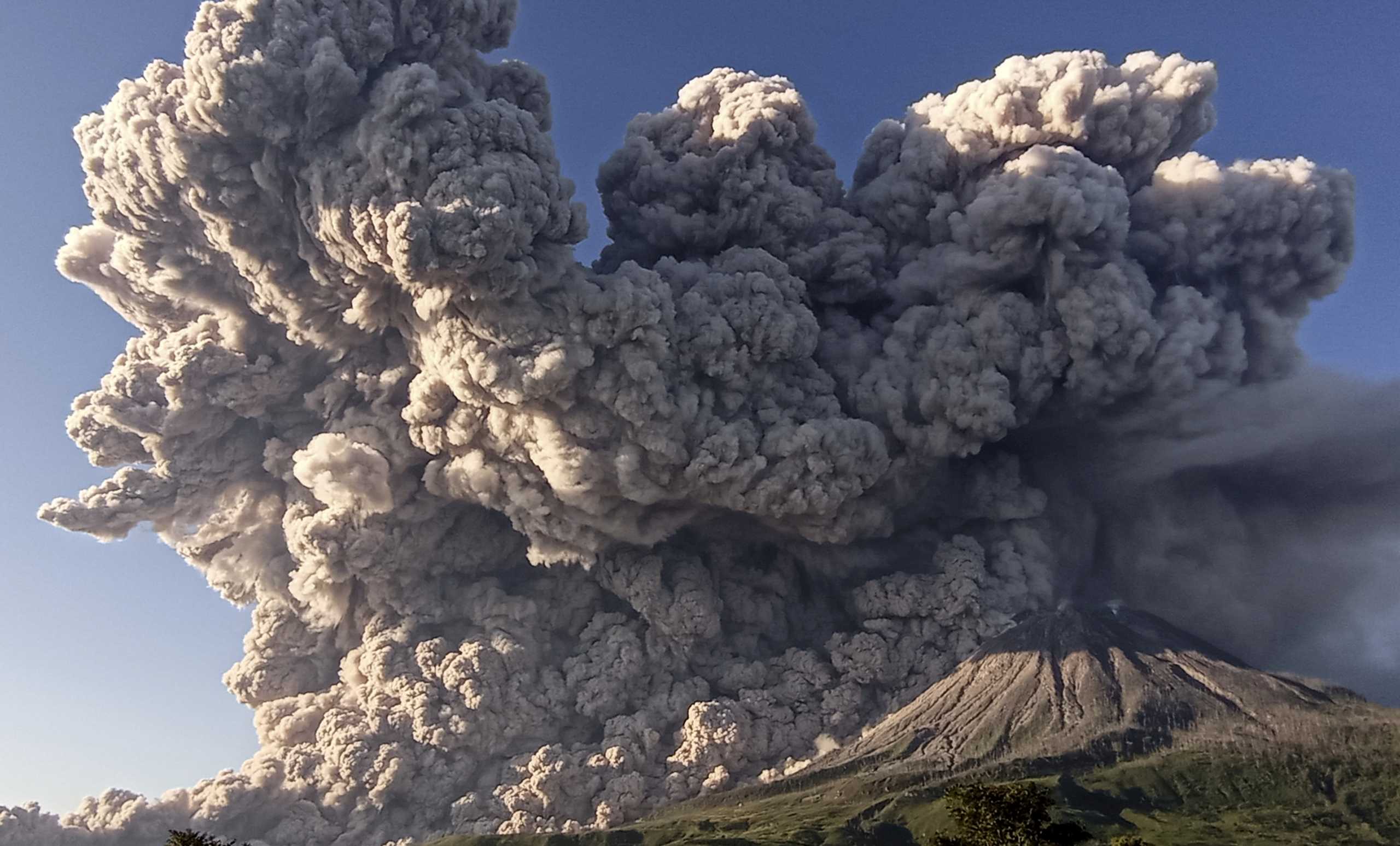 Συγκλονιστικές εικόνες την Ινδονησία: Εξερράγη το ηφαίστειο στο «Δαχτυλίδι της Φωτιάς» (pics, vid)
