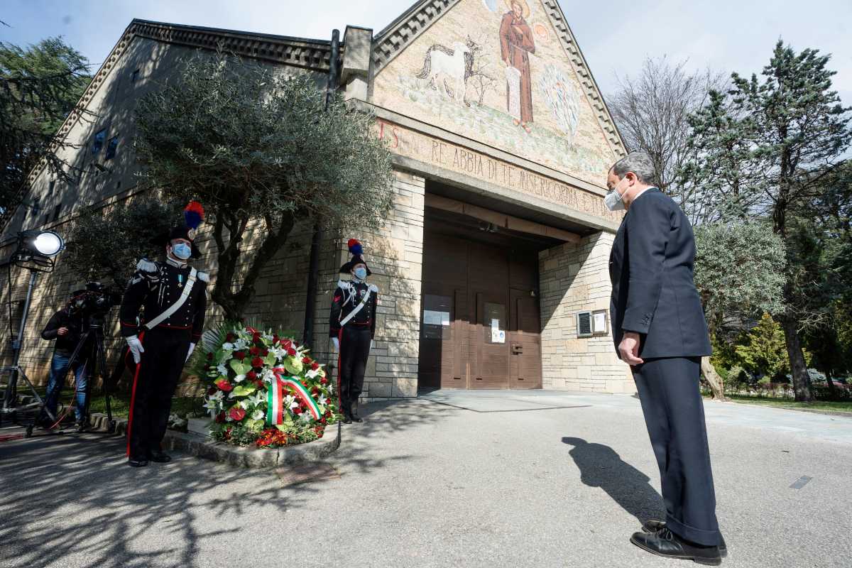 Μνημείο για τα θύματα του κορονοϊού στην Ιταλία – Στο Μπέργκαμο ο Μάριο Ντράγκι (pics, vid)