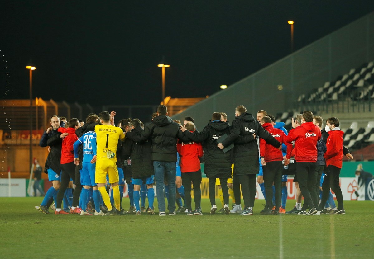 Soccer Football - DFB Cup - Quarter Final - Essen v Holsten Kiel - Stadion Essen, Essen, Germany - March 3, 2021 Holstein Kiel players celebrates after the match Pool via REUTERS