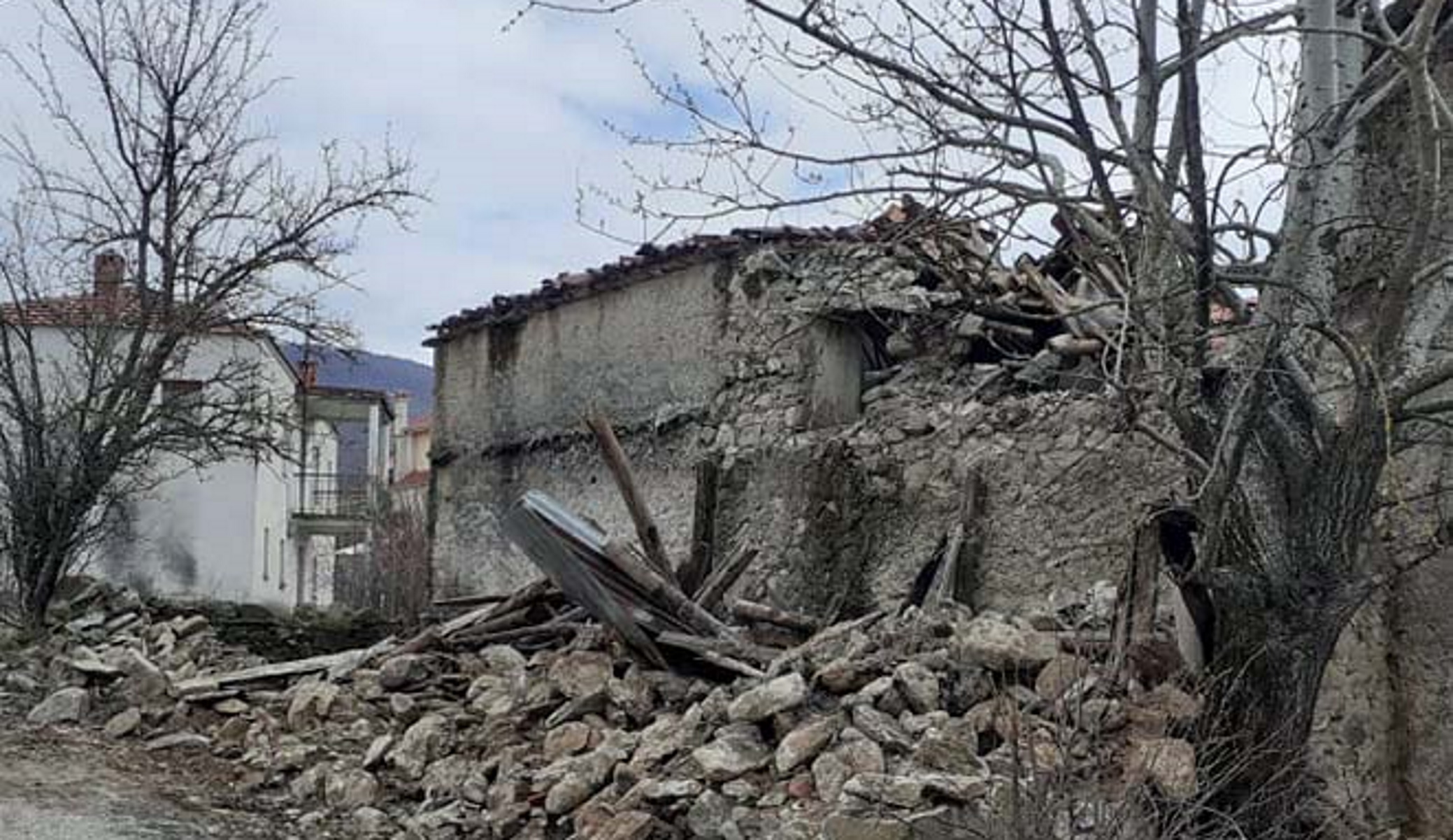 Καλαμπάκα: Ράγισαν πάνω από 50 σπίτια στην περιοχή των Τυμφαίων (pics)