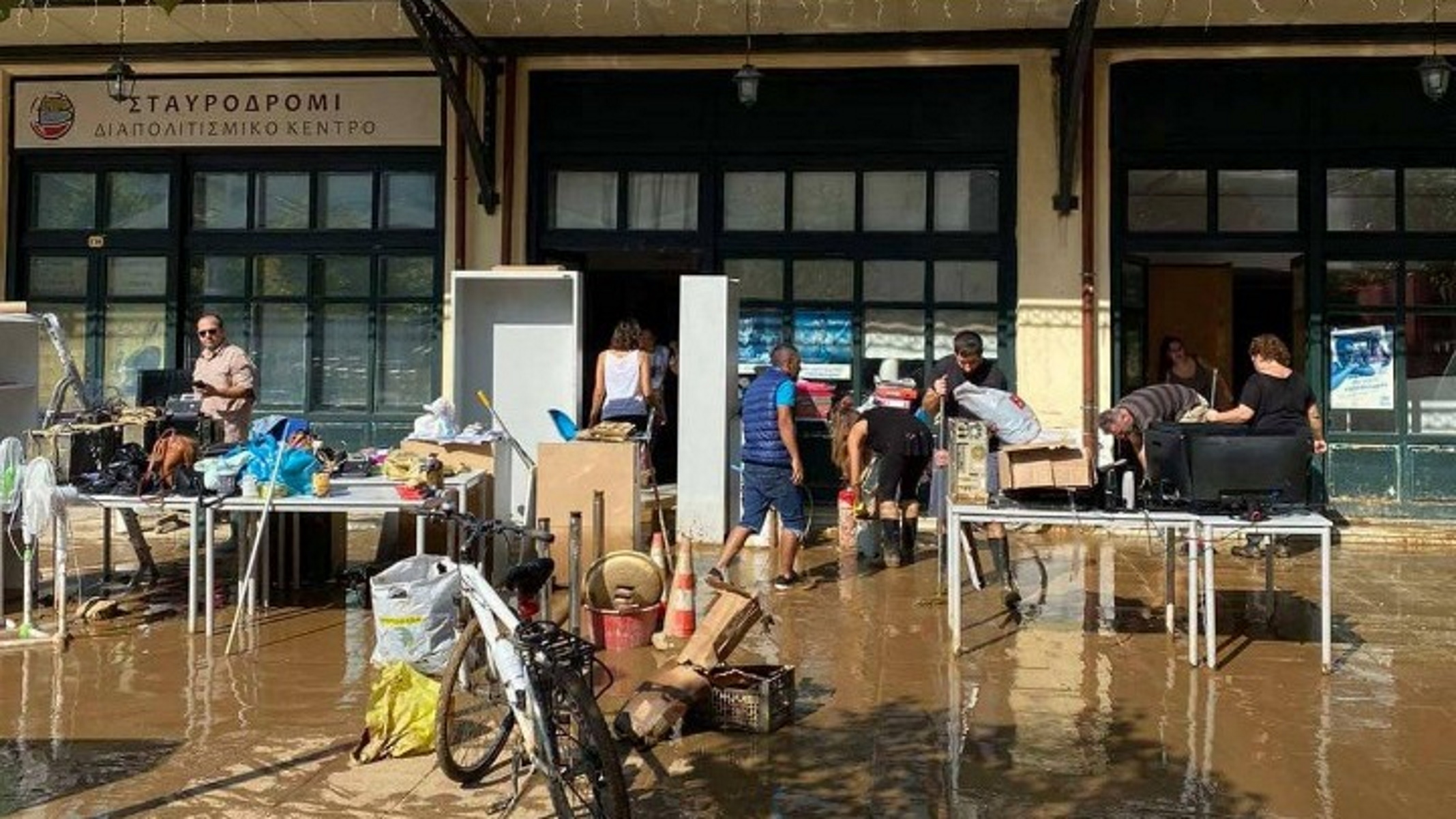 Σάλος στην Καρδίτσα: Προϊόντα για τους πλημμυροπαθείς του Ιανού σε σπίτι αντιδημάρχου