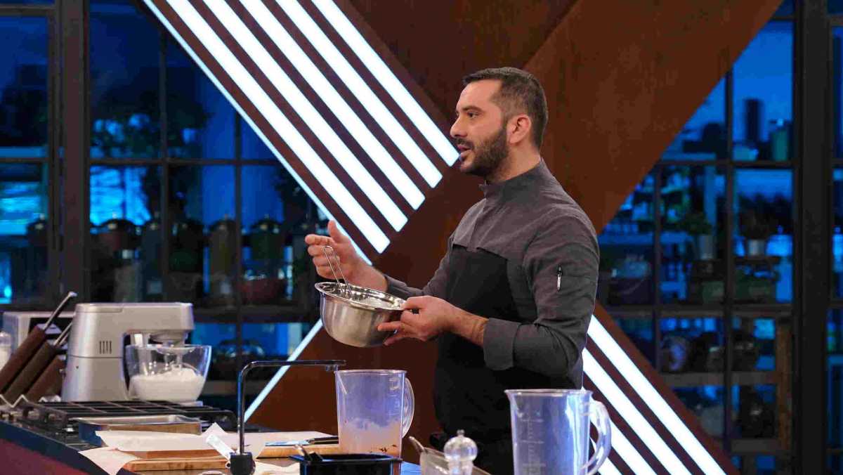 Masterchef 5: Ο σεφ Κουτσόπουλος “κερνάει” γλυκό – Μουρμούρα μετά την αποχώρηση