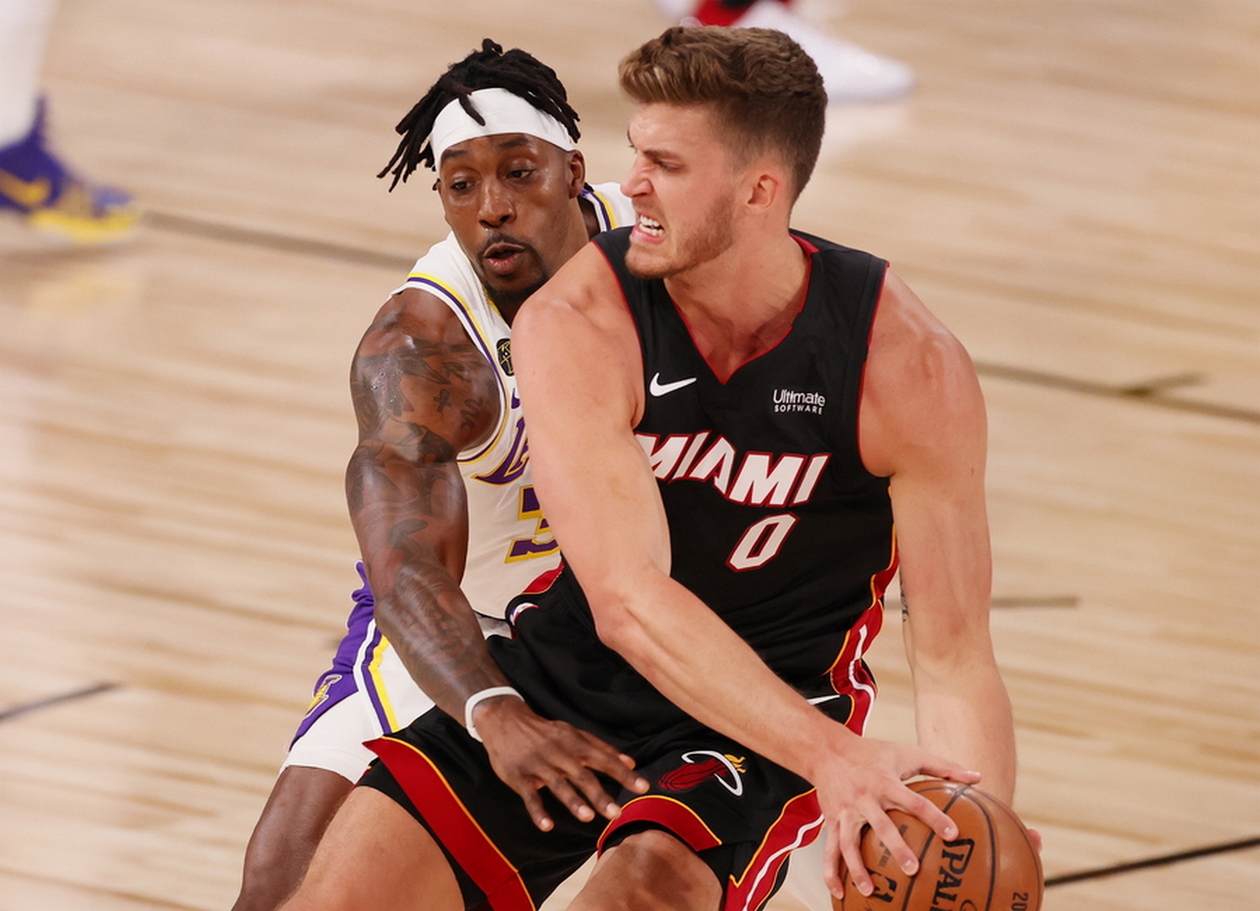 epa08721363 Miami Heat center Meyers Leonard (R) tries to keep the ball away from Los Angeles Lakers center Dwight Howard (L) in the first quarter of their NBA Finals basketball game three between the Los Angeles Lakers and the Miami Heat at the ESPN Wide World of Sports Complex in Kissimmee, Florida, USA, 04 October 2020.  EPA