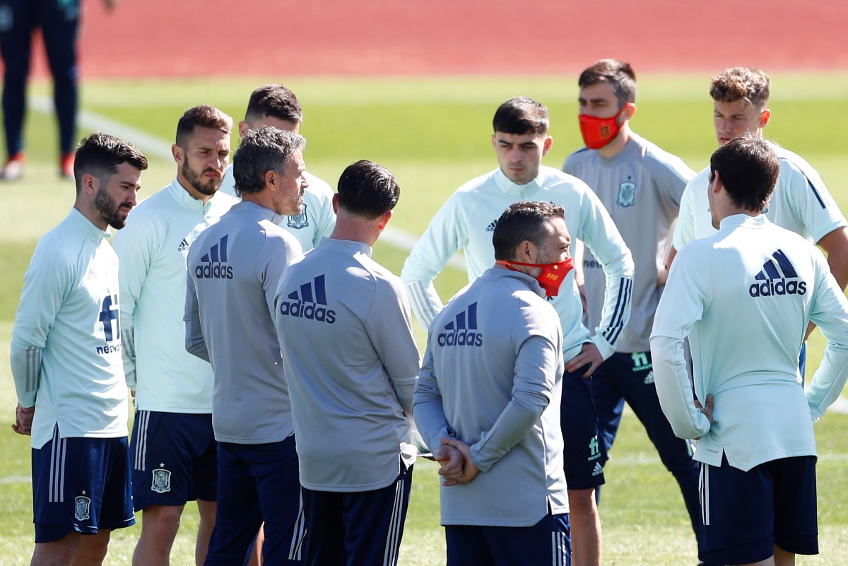 Soccer Football - World Cup Qualifiers - UEFA Qualifiers - Spain Training - Ciudad del futbol Las Rozas, Madrid, Spain - March 24, 2021  Spain coach Luis Enrique talks with their players during training  REUTERS