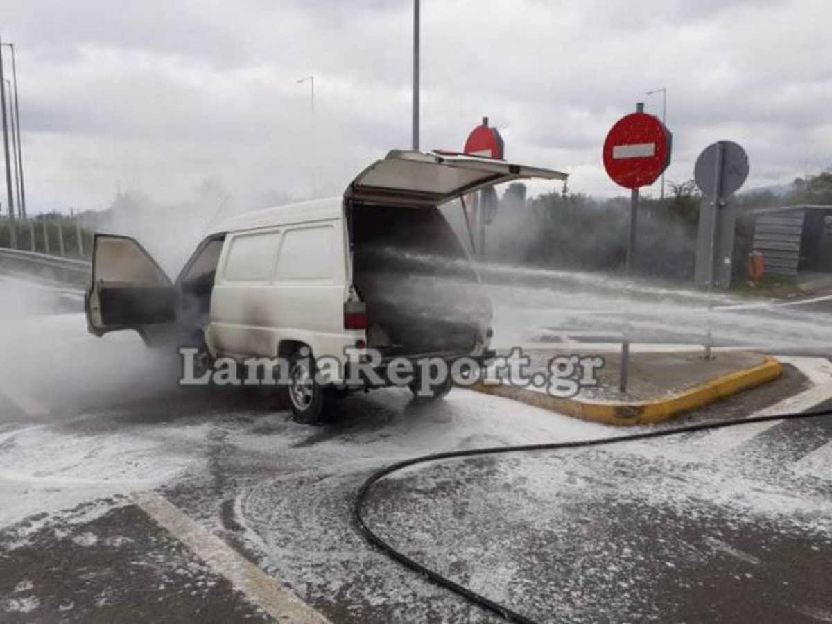 Φθιώτιδα: Συναγερμός για φορτηγάκι  που άρπαξε φωτιά στην εθνική οδό (pics)