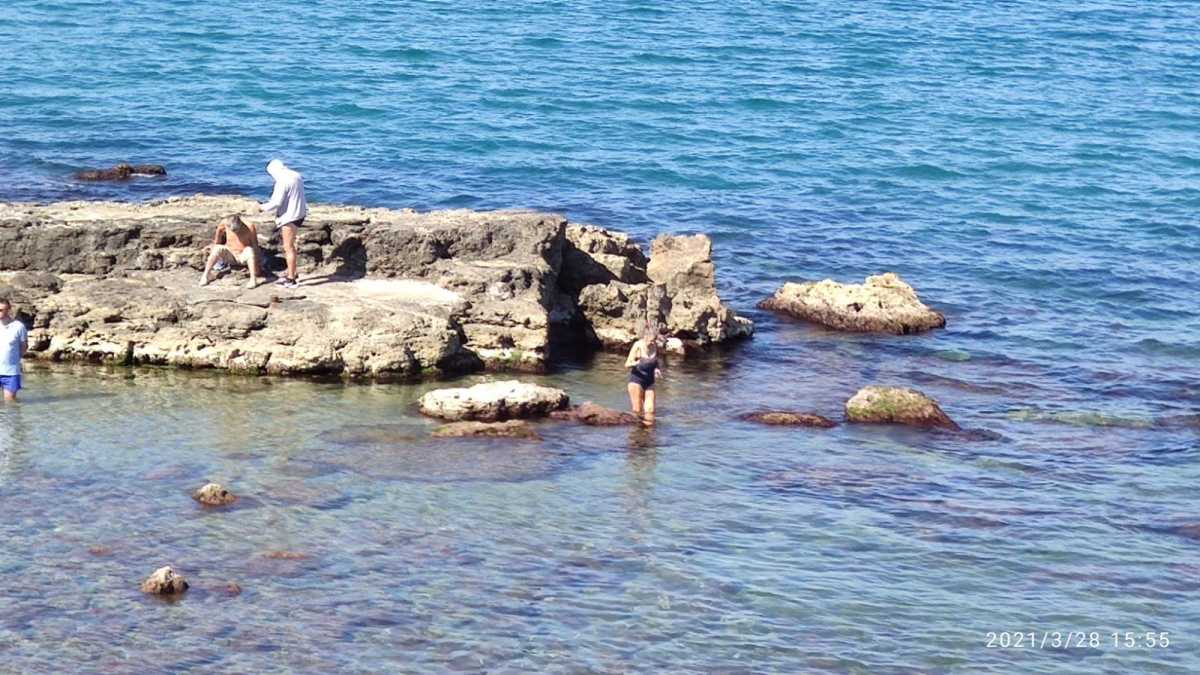 Κρήτη: Η άνοδος της θερμοκρασίας έφερε περισσότερες βουτιές στις παραλίες (pics)