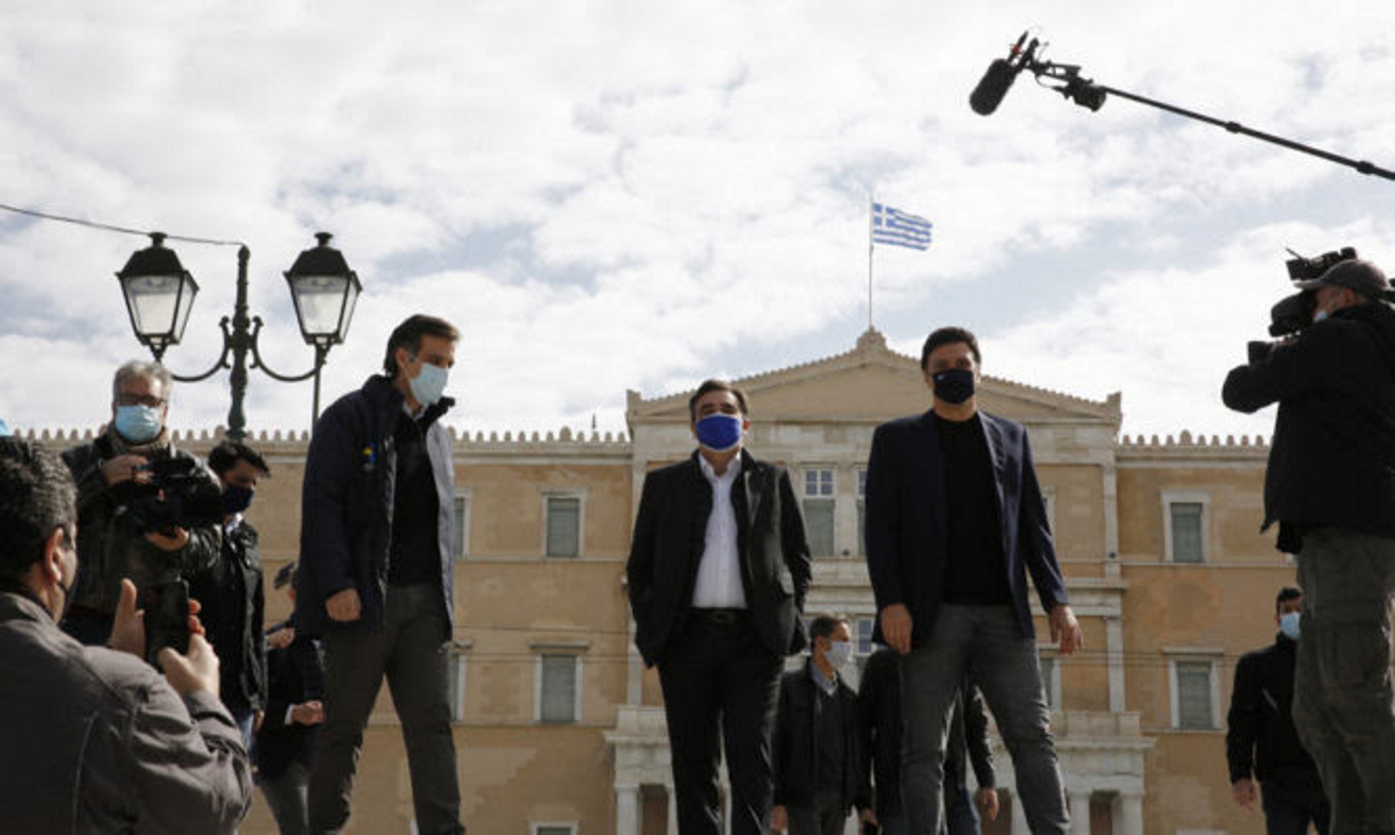 Ο Αντιπρόεδρος της Ευρωπαϊκής Επιτροπής, αρμόδιος για την Προώθηση του Ευρωπαϊκού Τρόπου ζωής, Μαργαρίτης Σχοινάς (Κ), συνοδευόμενος από τον πρόεδρο του Εθνικού Οργανισμού Δημόσιας Υγείας (ΕΟΔΥ) Παναγιώτη Αρκουμανέα (Α)  και τον υπουργό Υγείας Βασίλη Κικίλια (Δ), επισκέπτεται το testing center του ΕΟΔΥ στην Πλατεία Συντάγματος, Αθήνα, Κυριακή 07 Μαρτίου 2021. ΑΠΕ-ΜΠΕ