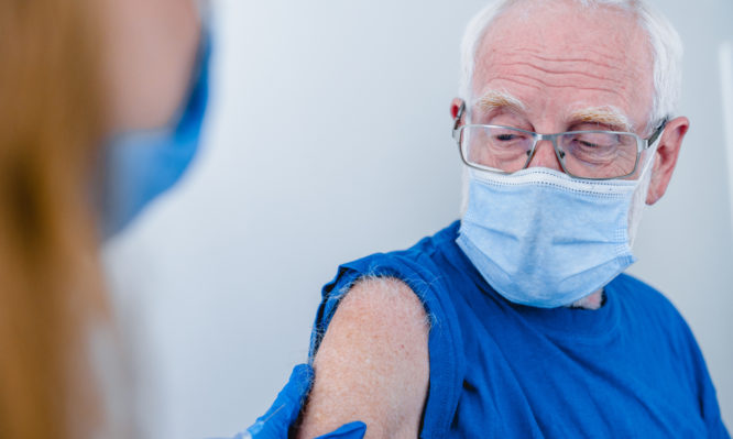 Κορονοϊός: Αυτό το λάθος κάνουν οι ηλικιωμένοι που εμβολιάζονται