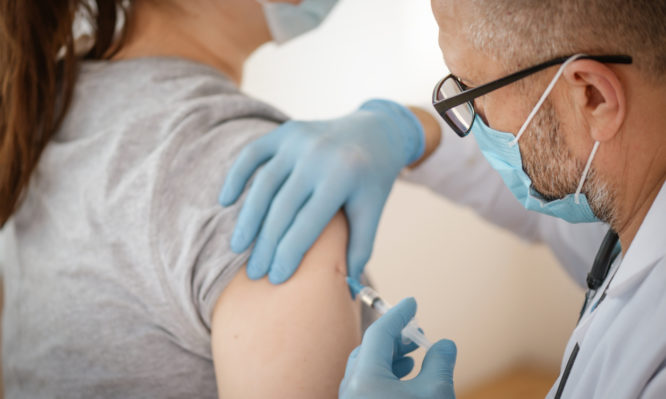 Κορονοϊός: Τι συμβαίνει αν ΔΕΝ είχατε παρενέργεια μετά το εμβόλιο