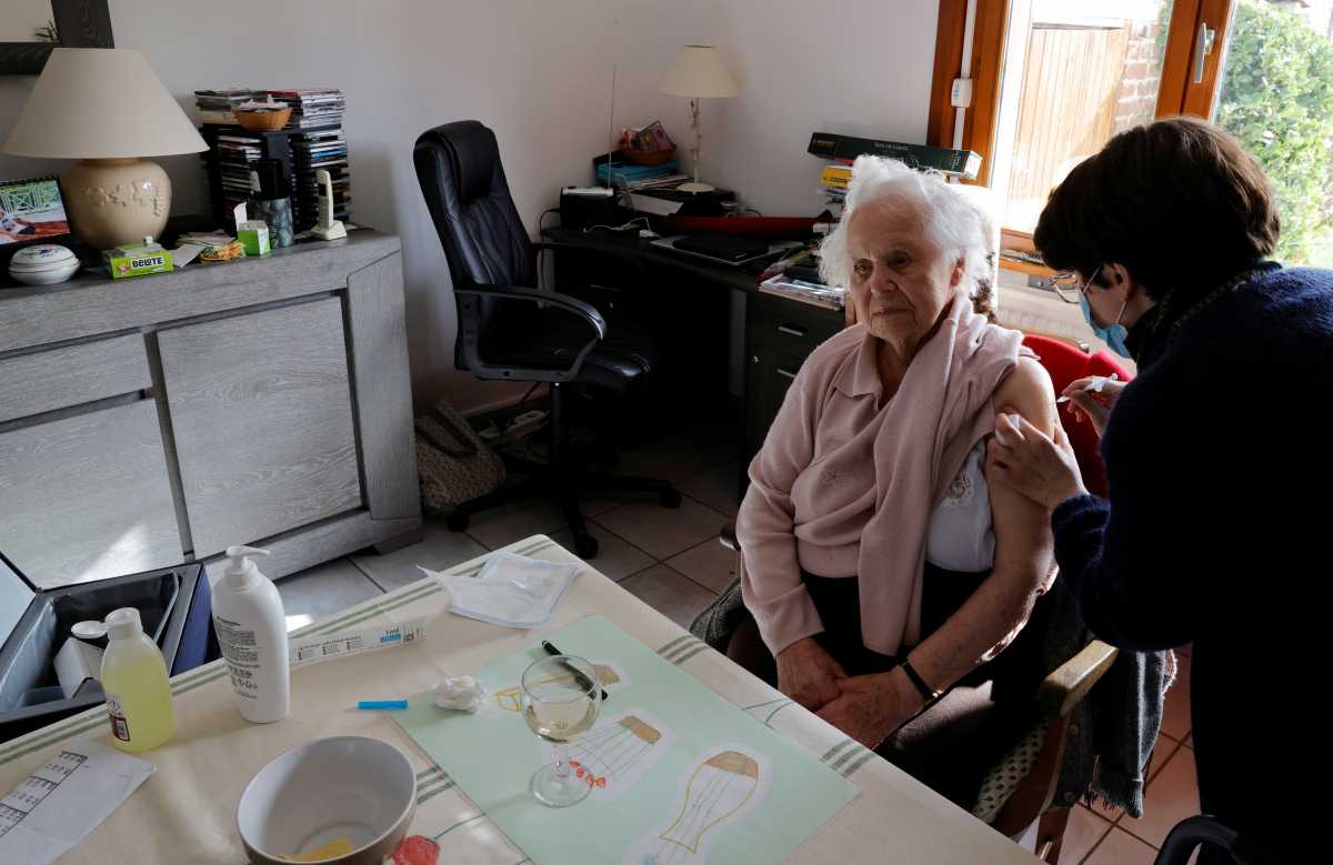Γαλλία: Οι μισοί εργαζόμενοι στα γηροκομεία δεν εμπιστεύονται το εμβόλιο κατά του κορονοϊού