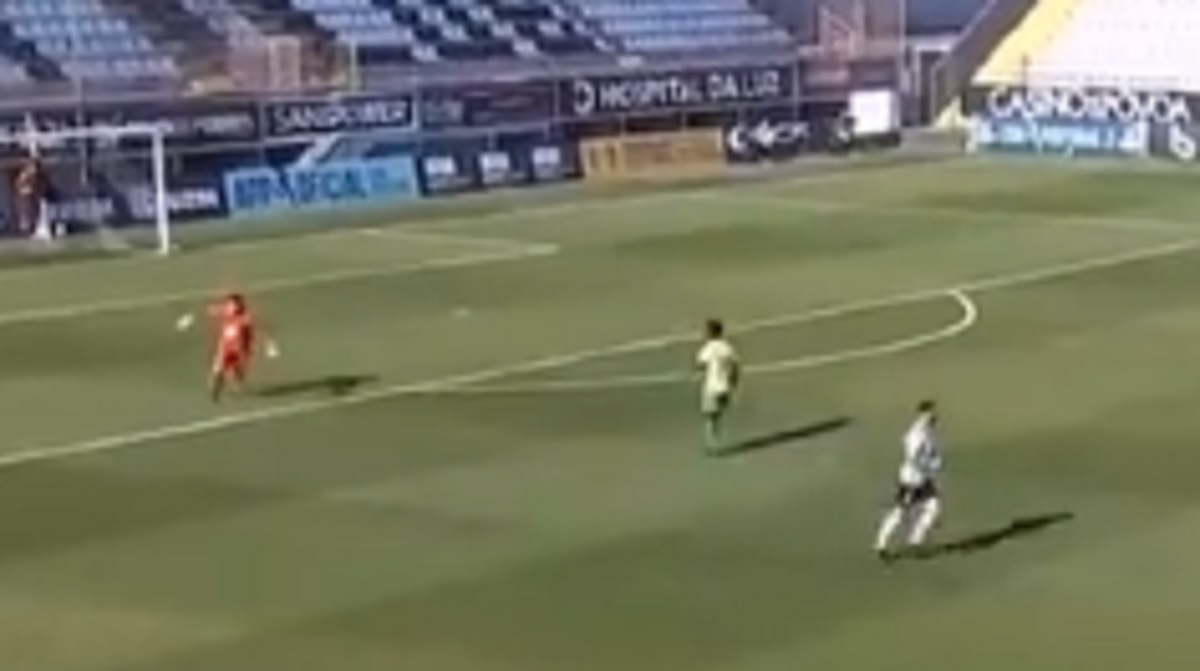 Τερματοφύλακας στην Πορτογαλία έβαλε γκολ με βολέ από την μία εστία στην άλλη (video)
