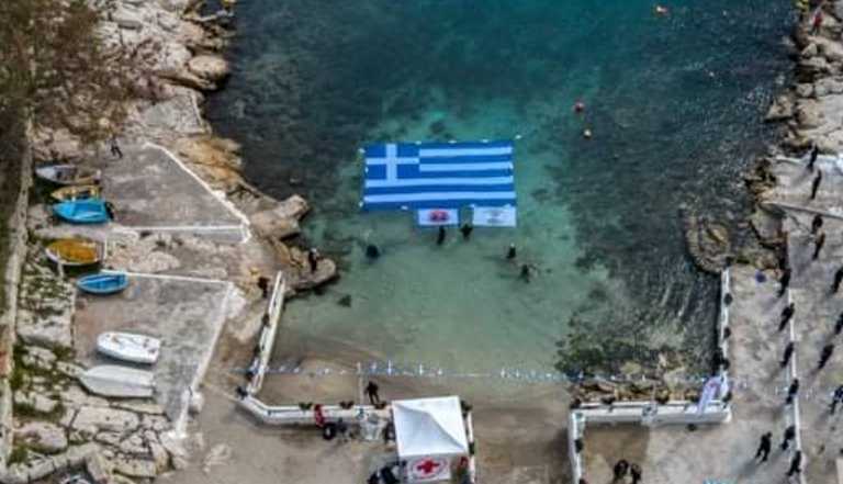 25η Μαρτίου – Πειραιάς: Εντυπωσιακή ελληνική σημαία στα νερά της Πειραϊκής (pics)