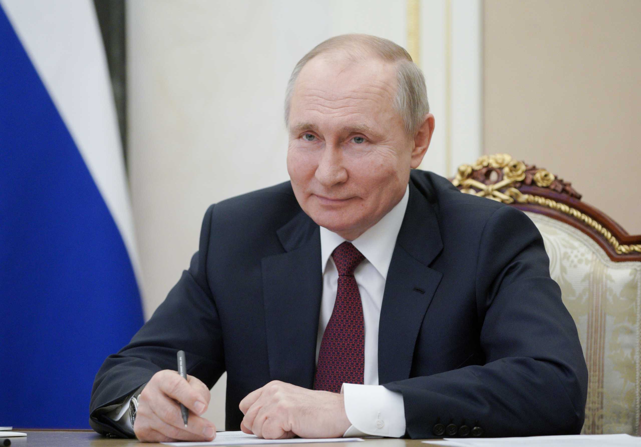 Ρωσία – κορονοϊός: Επτασφράγιστο μυστικό η ονομασία του εμβολίου που θα κάνει ο Πούτιν