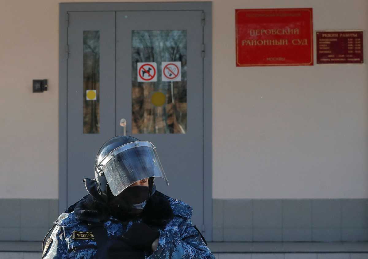 Συναγερμός στη Μόσχα: Επιτέθηκαν σε γραφεία εφημερίδας με άγνωστη χημική ουσία (pics)