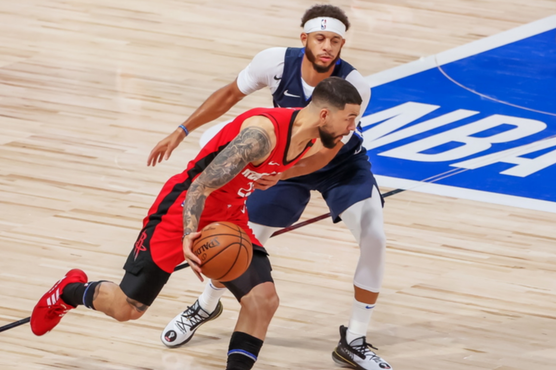epa08578066 Houston Rockets guard Austin Rivers (L) in action against Dallas Mavericks guard Seth Curry (R) during the first half of the NBA basketball game between the Houston Rockets and Dallas Mavericks at the ESPN Wide World of Sports Complex in Kissimmee, Florida, USA, 31 July 2020. The NBA season has resumed with 22 teams playing all games at the Walt Disney World sports complex outside Orlando, Florida.  EPA