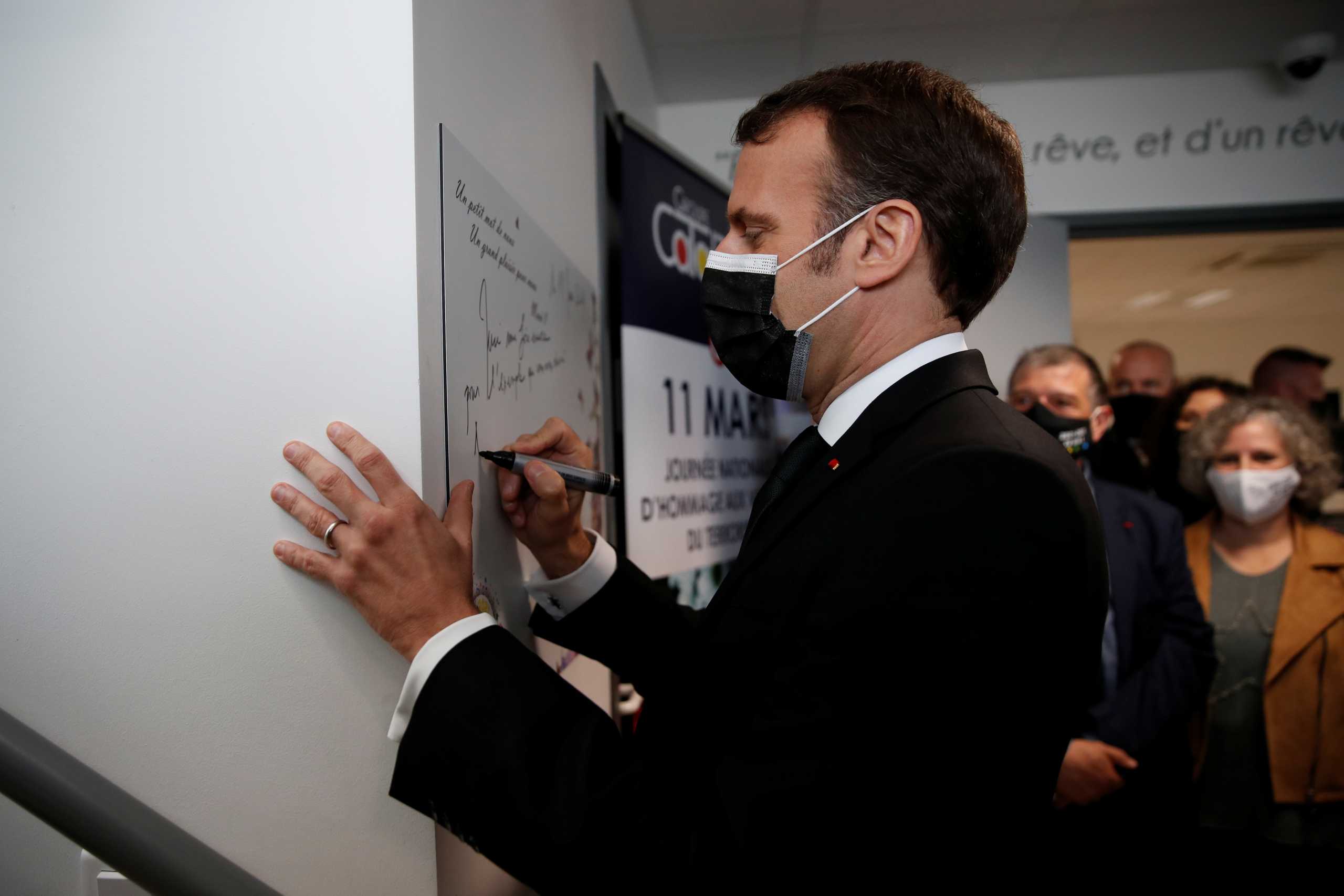 Γαλλία: Ο πρόεδρος Μακρόν απέτισε φόρο τιμής στα θύματα της τρομοκρατίας (pics)