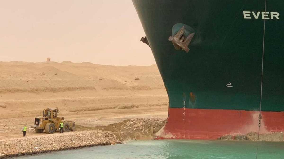 Διώρυγα Σουέζ: Καθηλωμένο το γιγαντιαίο πλοίο που σταμάτησε τη ναυσιπλοΐα στα στενά (pics, vid)
