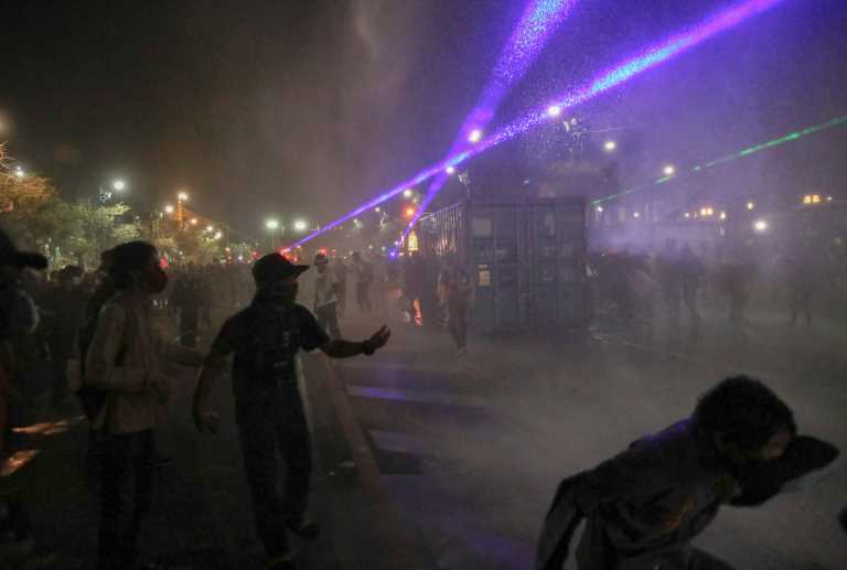 Ταϊλάνδη: Κανόνια νερού κατά αντικυβερνητικών διαδηλωτών κοντά στο Μεγάλο Παλάτι (pics)