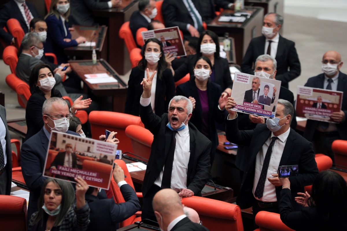 Αποδεκατίζει το φιλοκουρδικό HDP ο Ερντογάν – Καθαιρέθηκε κι άλλος βουλευτής του