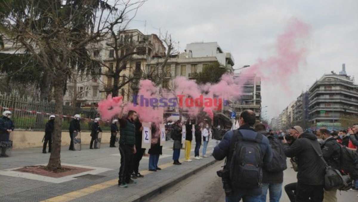 Άναψαν καπνογόνα έξω από το ΥΜΑΘ – «Ανοίξτε τις σχολές» (pics)