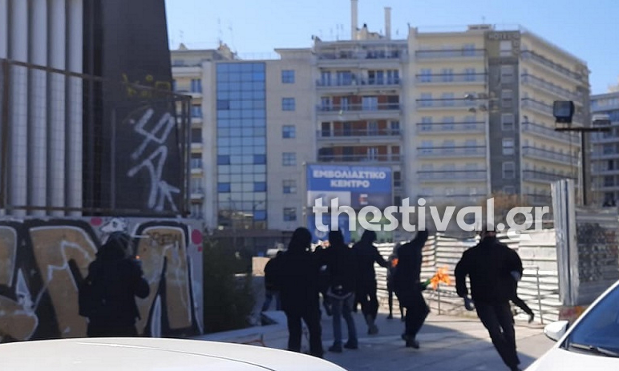 Επεισόδια για Κουφοντίνα στη Θεσσαλονίκη: Κουκουλοφόροι πέταξαν  μολότοφ σε αστυνομικούς (video)