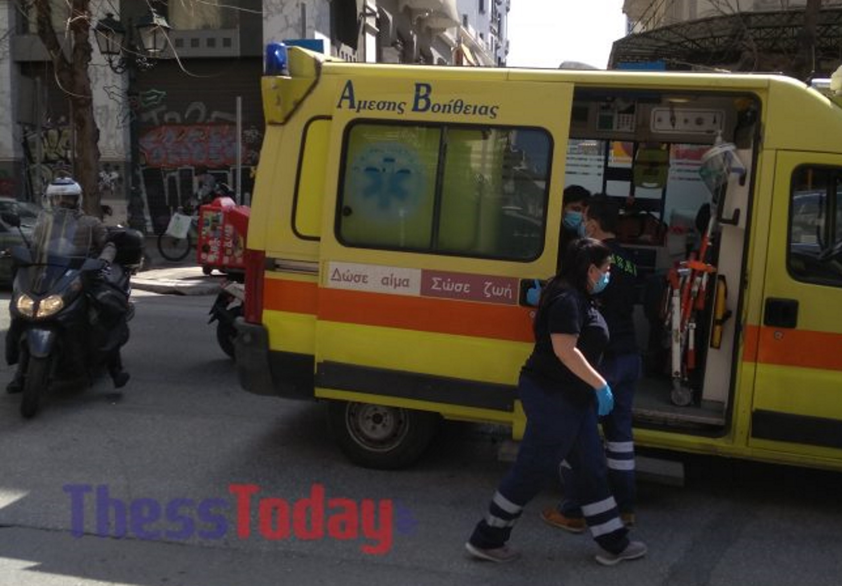 Θεσσαλονίκη: Σοκαριστικό τροχαίο με έναν τραυματία – Τράκαραν ένα αυτοκίνητο και δύο μηχανές (pics)