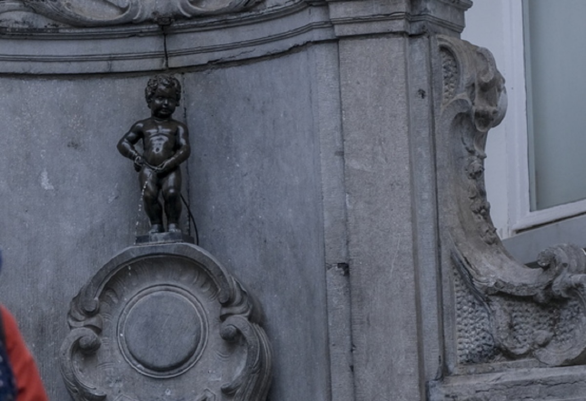 Εύζωνας θα ντυθεί το διάσημο άγαλμα «Manneken Pis» στις Βρυξέλλες για την 25η Μαρτίου