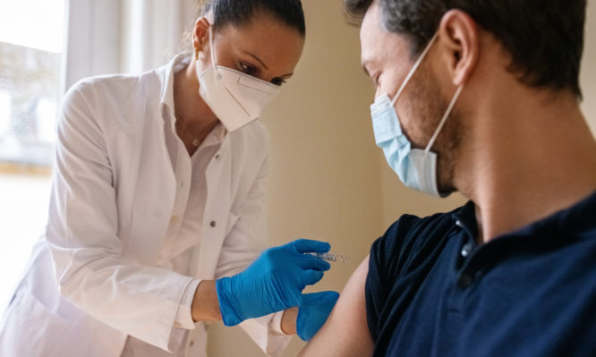Κορονοϊός: Μπορούν να κάνουν το εμβόλιο όσοι έχουν αλλεργία;