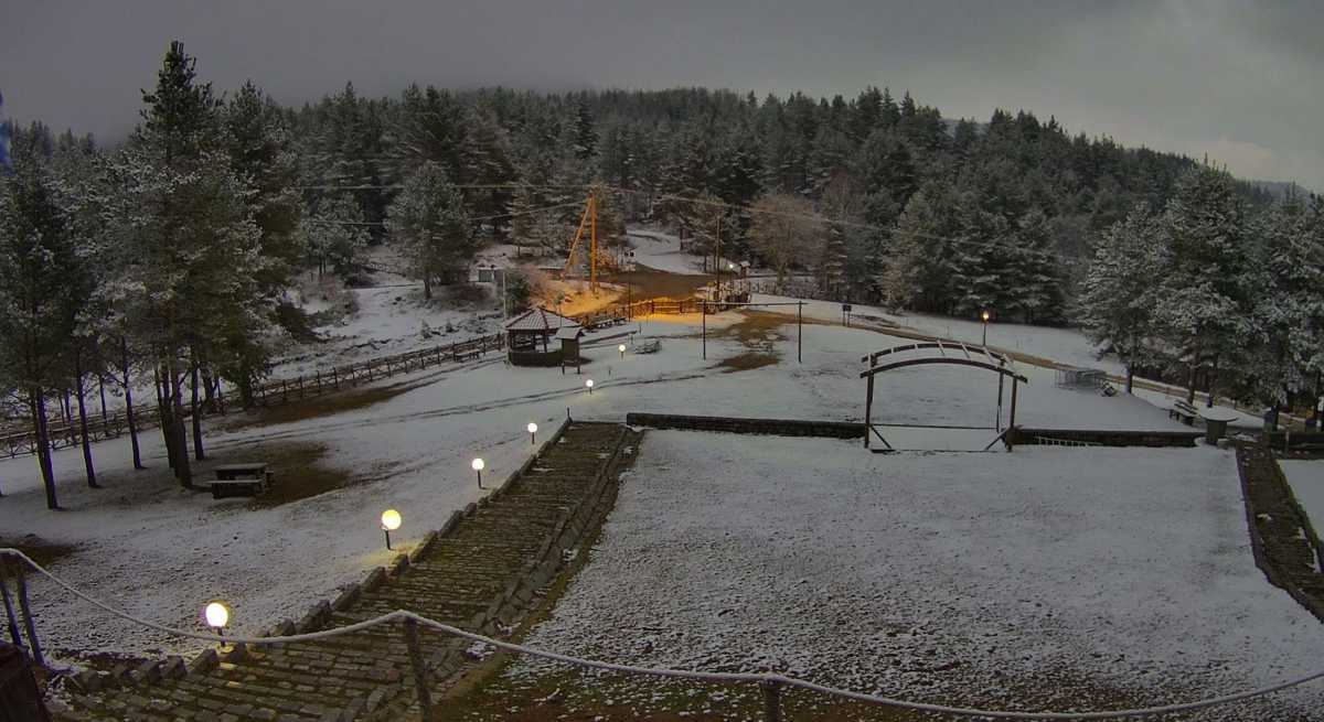 Καιρός – Ξάνθη: Πρωτομηνιά με χιόνια στο Δασικό Χωριό (pics)