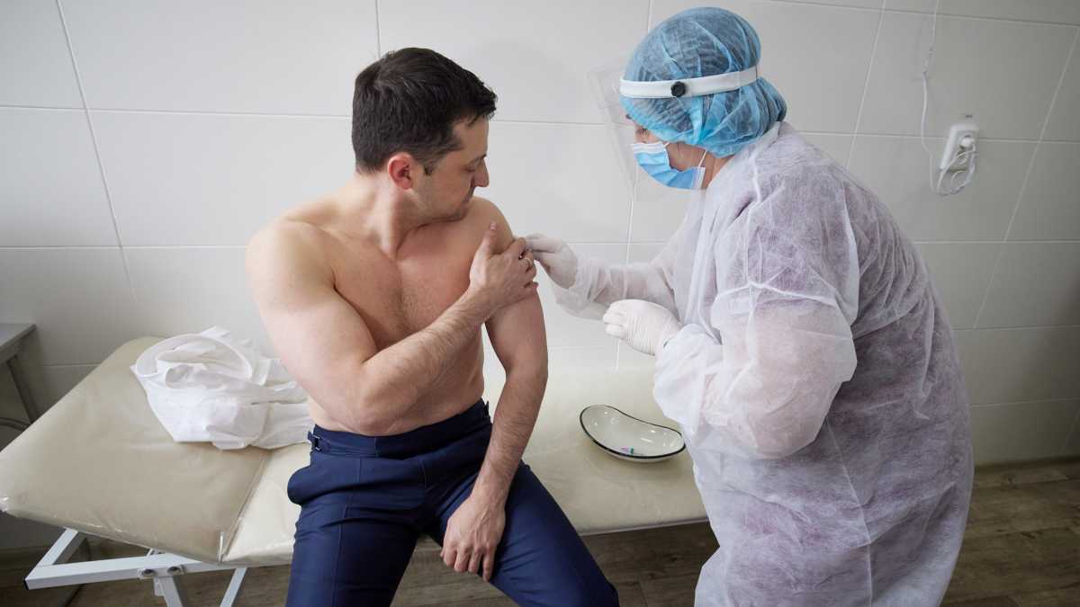 Ουκρανία: Εμβολιάστηκε ο πρόεδρος Ζελένσκι για να δώσει το καλό παράδειγμα