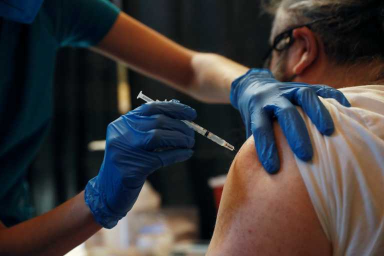 Νέα Υόρκη: 7 στους 10 ενήλικες έκαναν τουλάχιστον μια δόση του εμβολίου